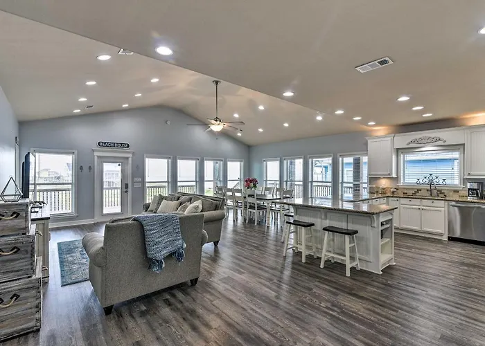 Group Getaway W/ Deck, Steps To Crystal Beach!