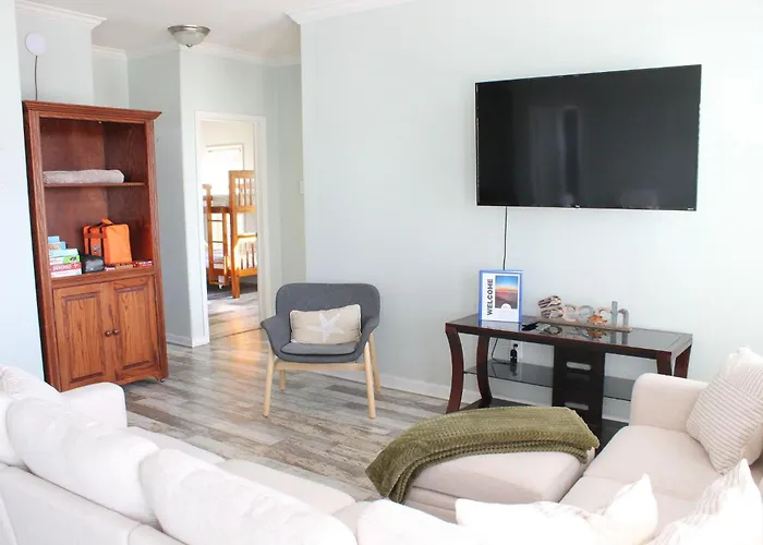 Beach Getaway At 2 Pelicans Walk To The Water